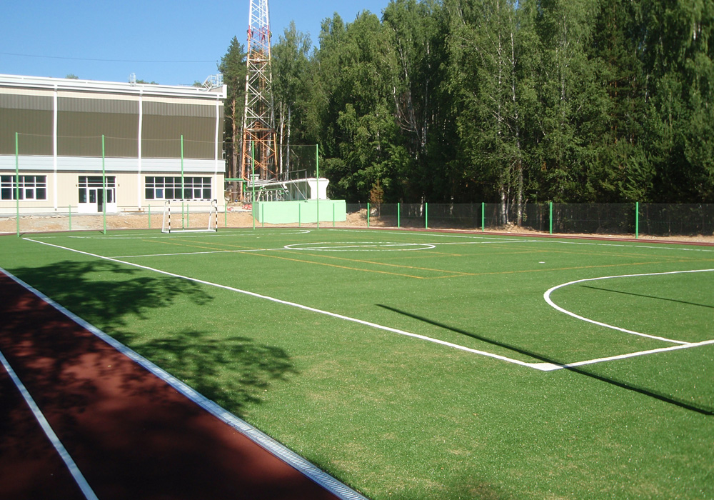 футбольное поле с искусственным травяным покрытием
