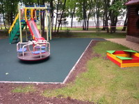 детская игровая площадка с резиновым покрытием
