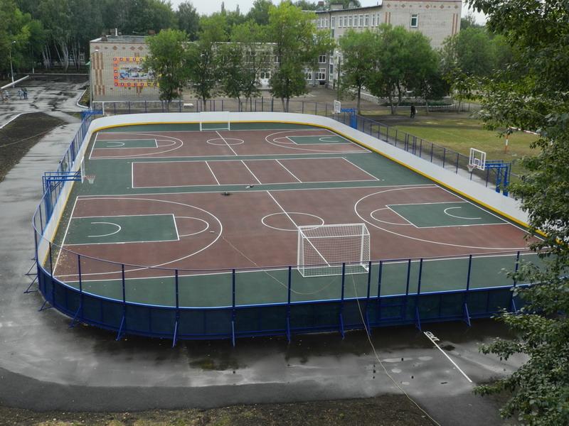 Универсальная спортивная площадка на базе стеклопластиковой хоккейной коробки в средней школе №17, г. Стерлитамак.