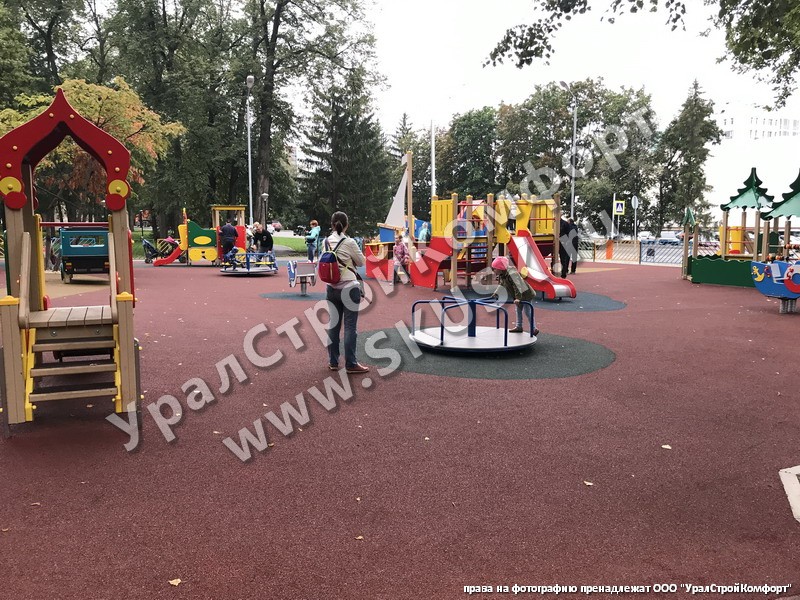 новая, большая, яркая, качественная детская игровая площадка в парке