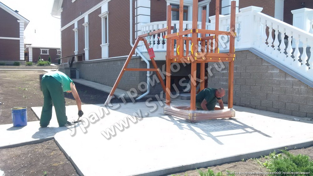 подготовка бетонного основания площадки к нанесению нижнего слоя резинового покрытия